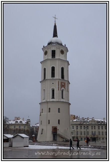 Vilnius_zvonice_katedrály_sv.Stanislava_a_sv.Vladislava