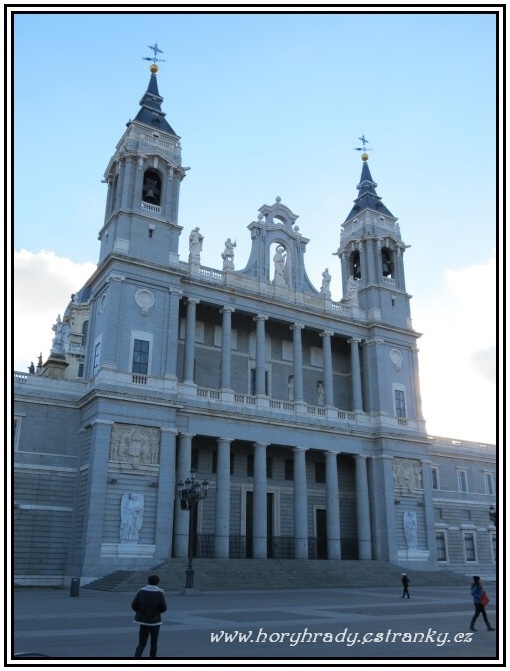 Madrid_katedrála_Santa_Maria_la_Real_de_la_Almudena__04