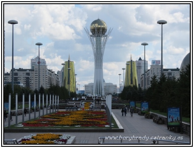Astana_věž_Bajterek__01