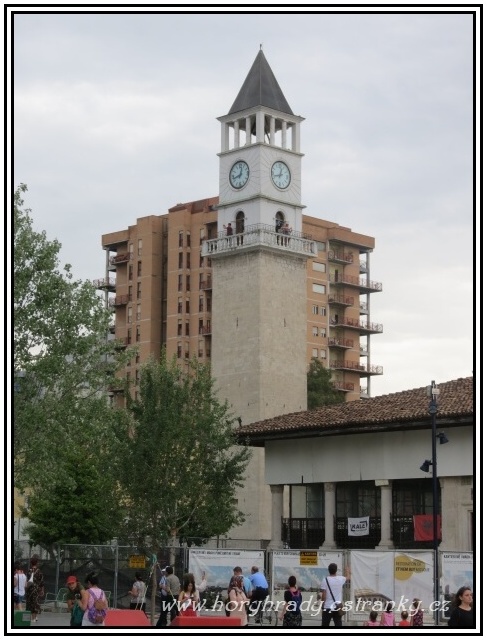 Tirana_hodinová_věž