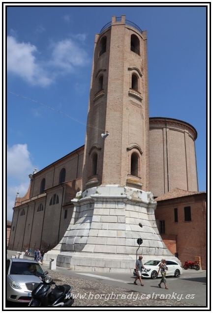 Comacchio_zvonice_katedrály_sv.Cassiana